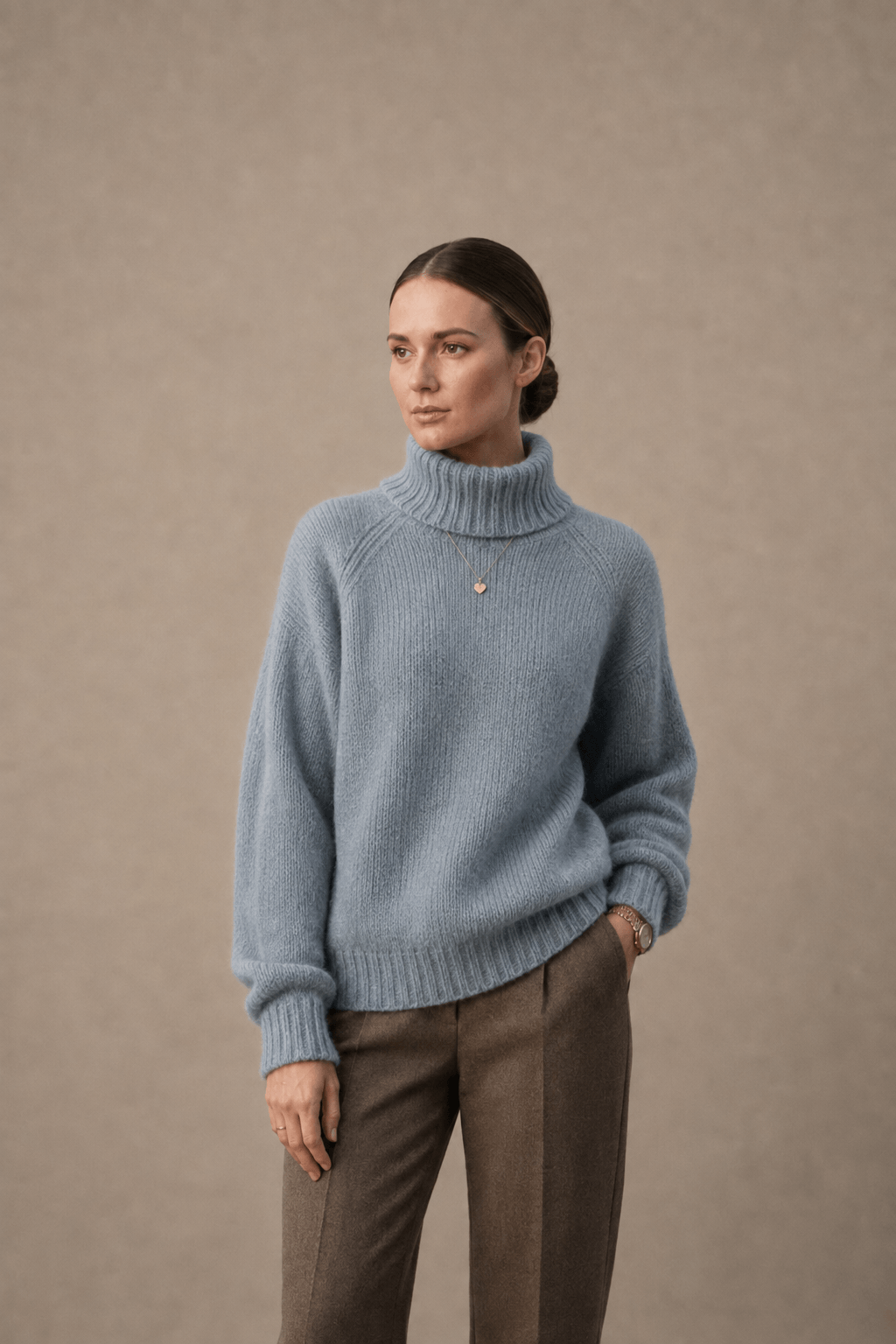 Oversized Rollkragenpullover aus blaugrauem Rippenstrick