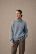 Oversized Rollkragenpullover aus blaugrauem Rippenstrick