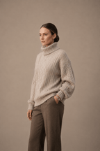 Damen-Pullover in Beige mit Zopfmuster und Rollkragen